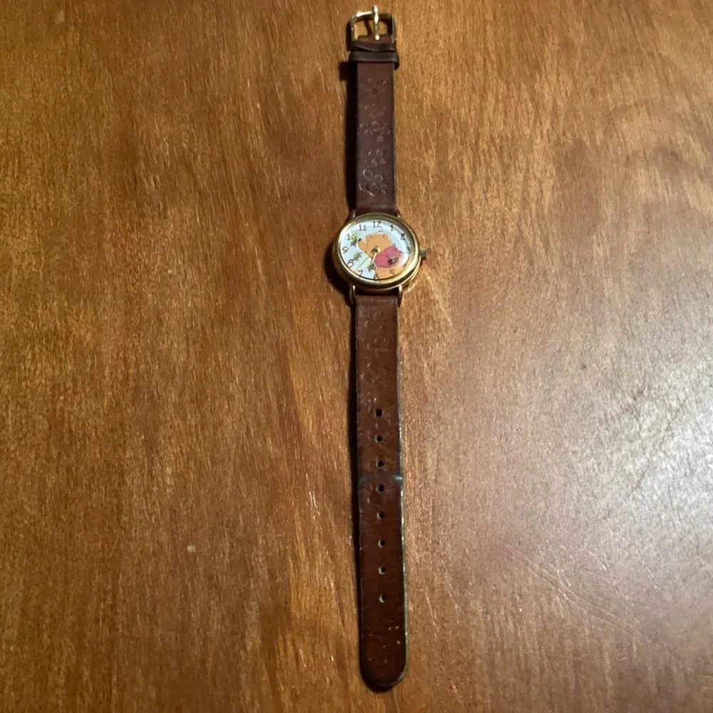 Vintage Timex Disney Winnie the Pooh Watch Brown Leather Band Bee Second Hand